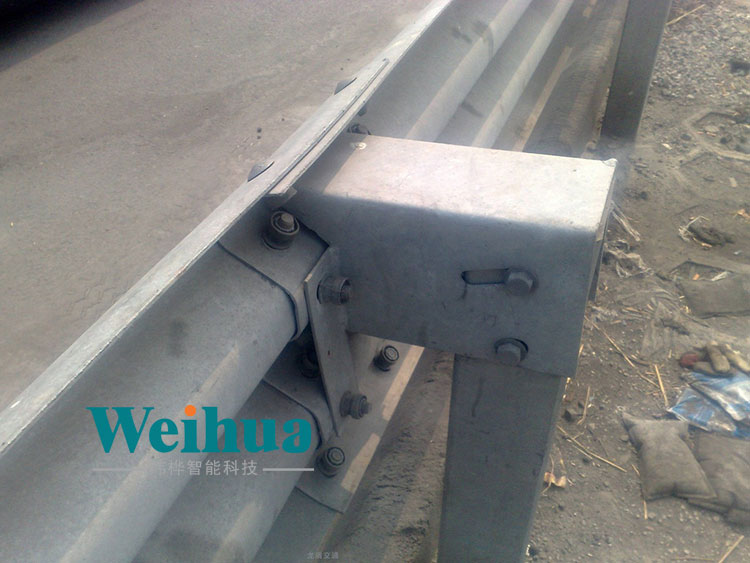 公路护栏板生产线特点以及护栏板立柱规格